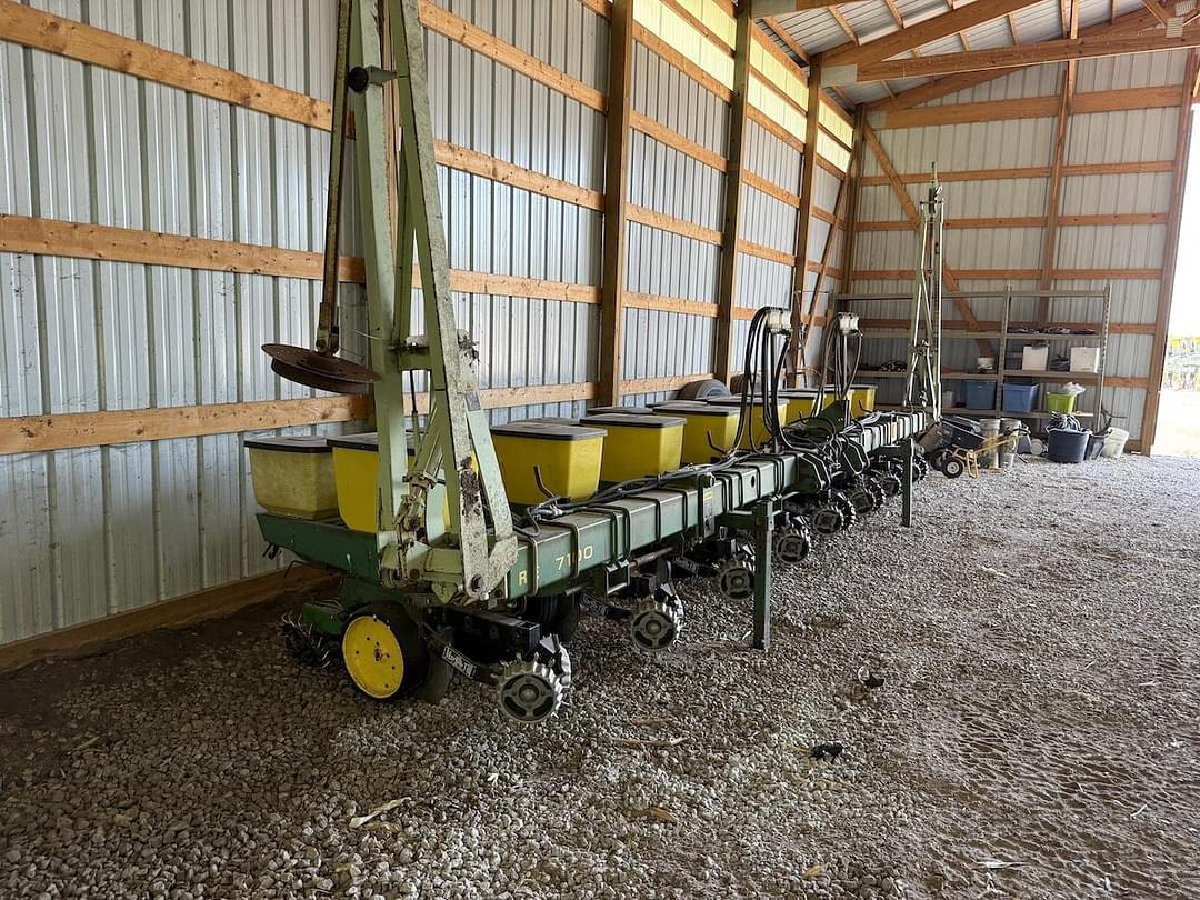 Image of John Deere 7100 Primary image