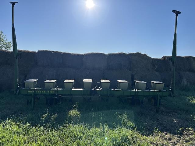 Image of John Deere 7100 equipment image 1