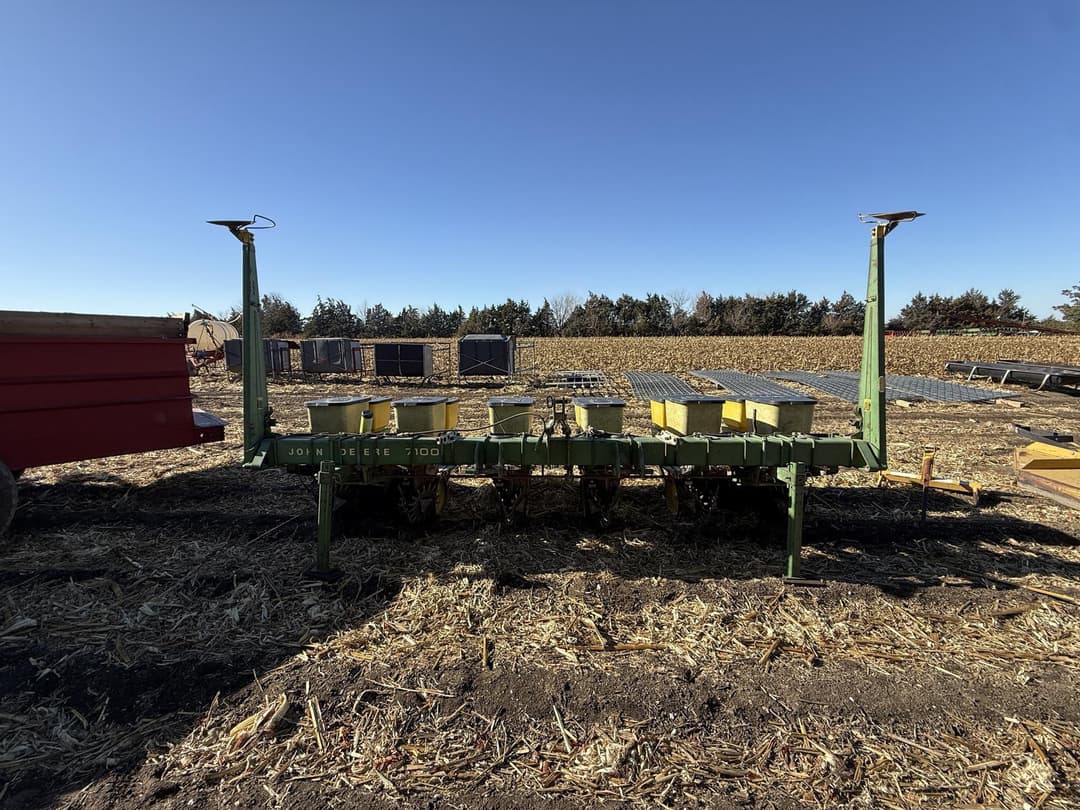 Image of John Deere 7100 Primary image