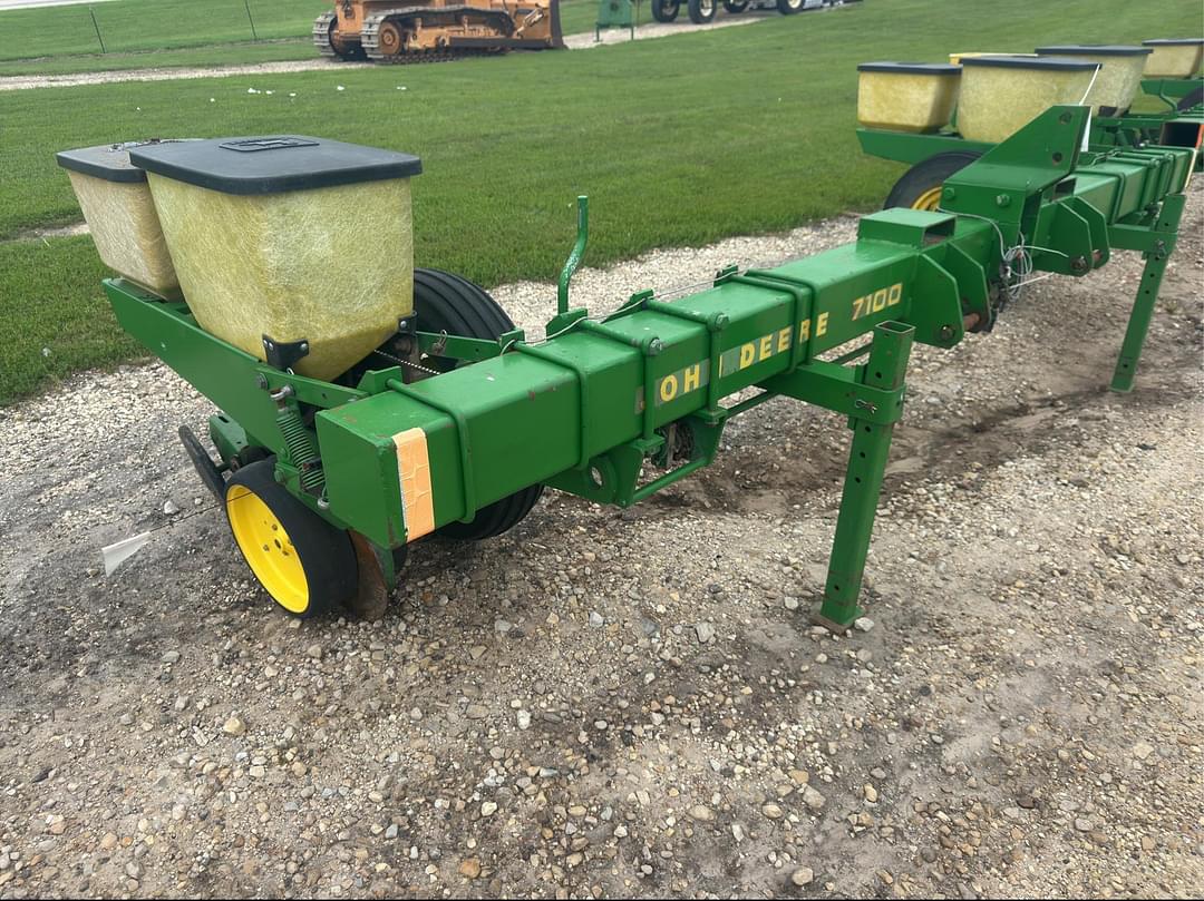 Image of John Deere 7100 Primary image