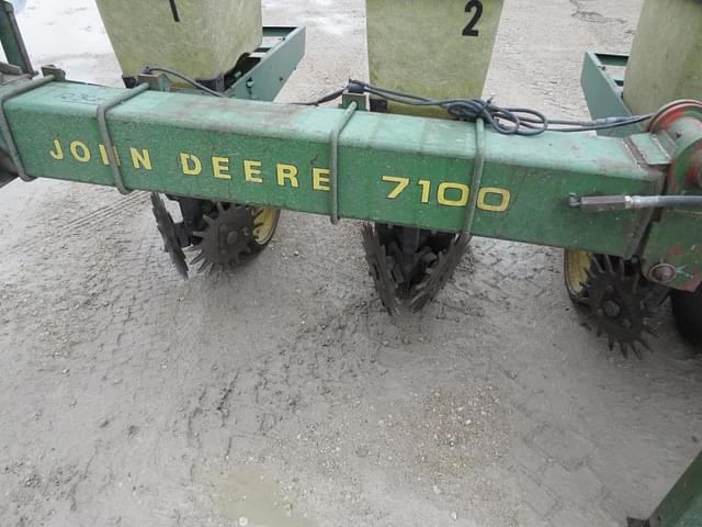 Image of John Deere 7100 equipment image 4
