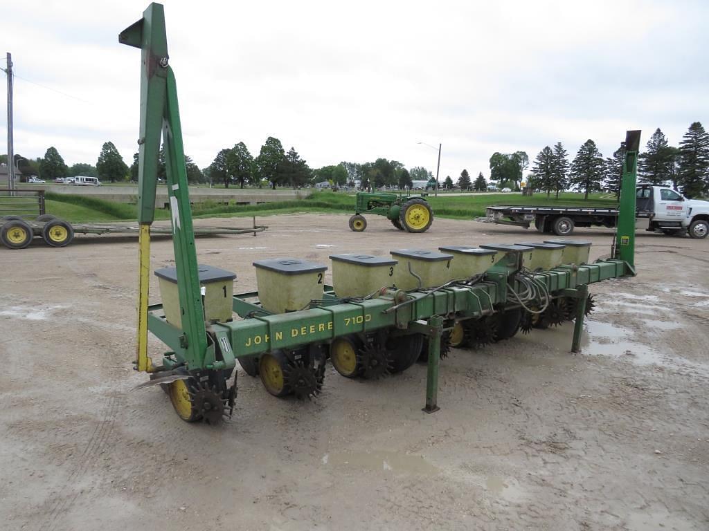 Image of John Deere 7100 Primary image