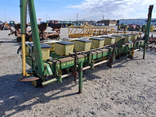 Image of John Deere 7100 equipment image 1
