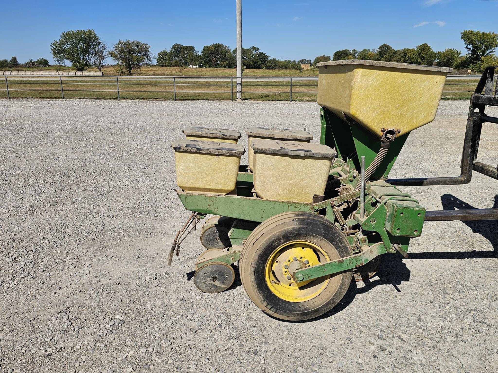 John Deere 7100 Equipment Image0