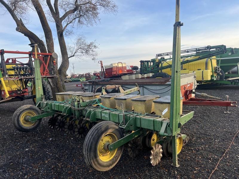 John Deere 7100 Equipment Image0