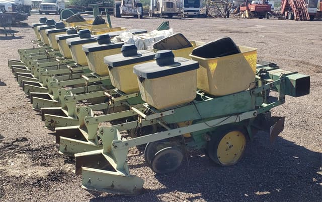 Image of John Deere 7100 equipment image 3