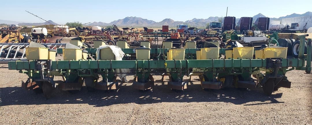 Image of John Deere 7100 Primary image