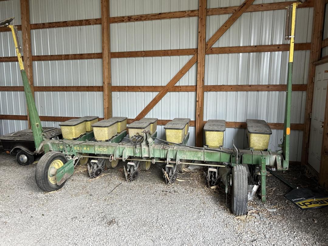 Image of John Deere 7100 Image 0