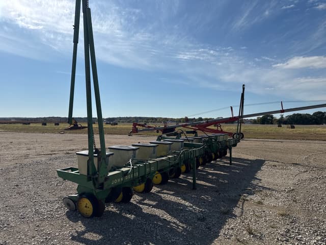 Image of John Deere 7100 equipment image 4