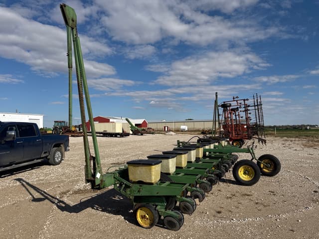 Image of John Deere 7100 equipment image 1