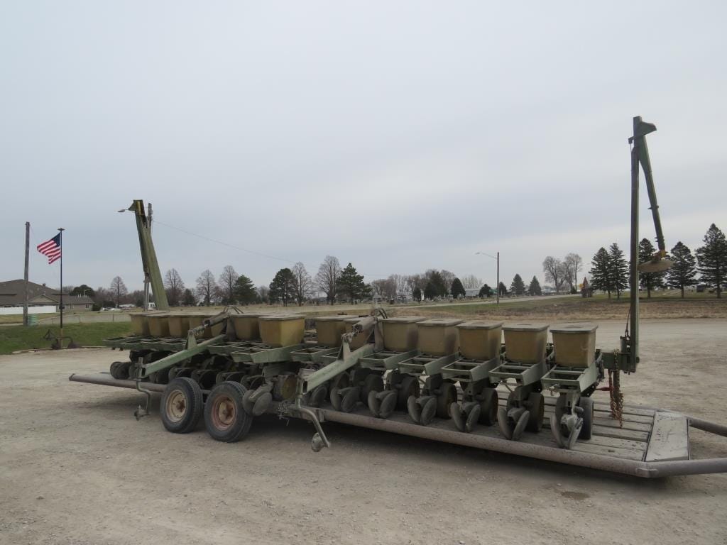 John Deere 7100 Equipment Image0