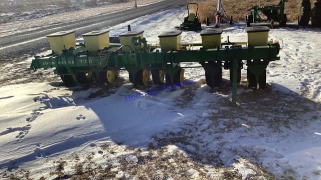 Image of John Deere 7100 equipment image 1