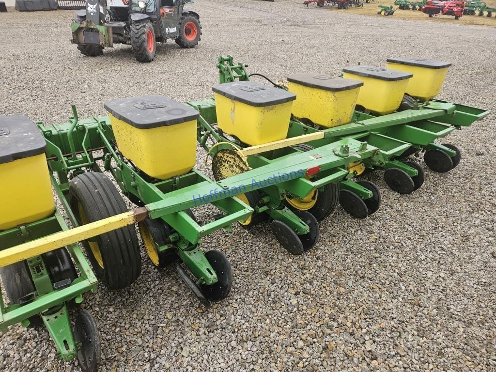 John Deere 7100 Equipment Image0