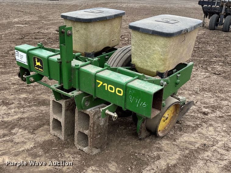 John Deere 7100 Equipment Image0