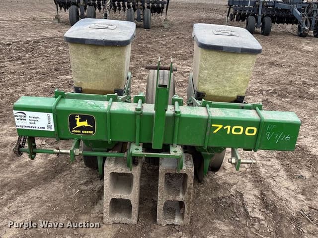 Image of John Deere 7100 equipment image 1