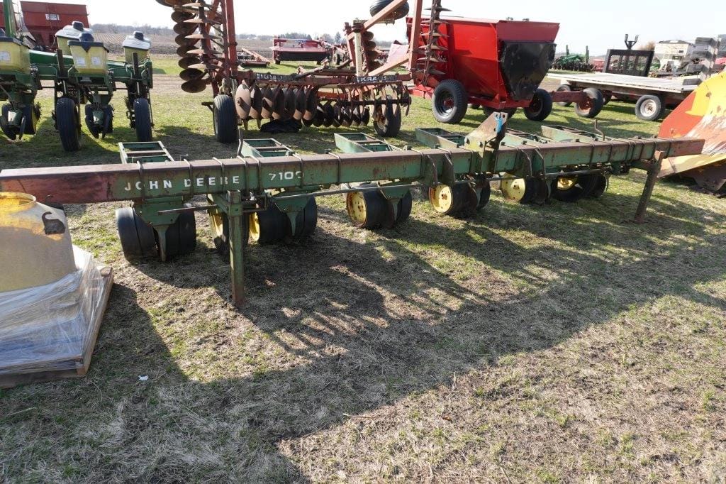 John Deere 7100 Equipment Image0