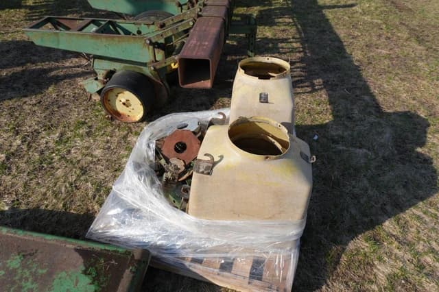 Image of John Deere 7100 equipment image 2