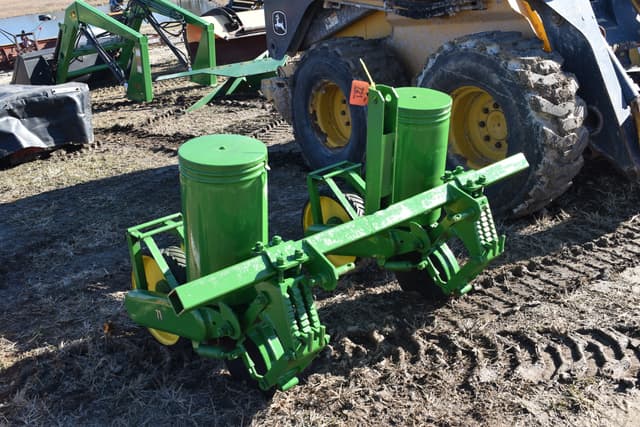 Image of John Deere 7100 equipment image 2