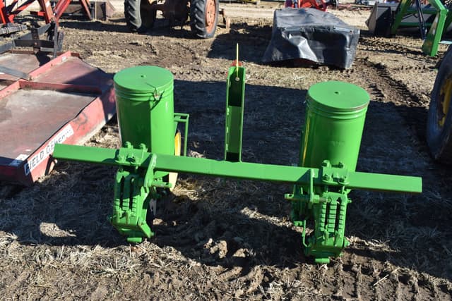 Image of John Deere 7100 equipment image 1