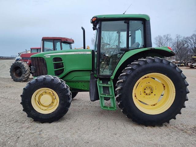 Image of John Deere 7130 equipment image 1