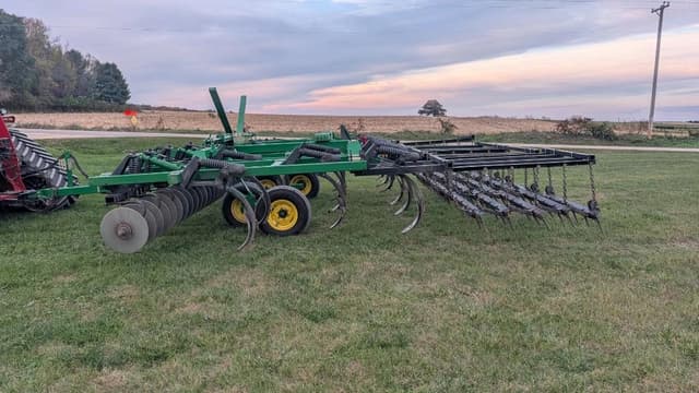 Image of John Deere 714 equipment image 1