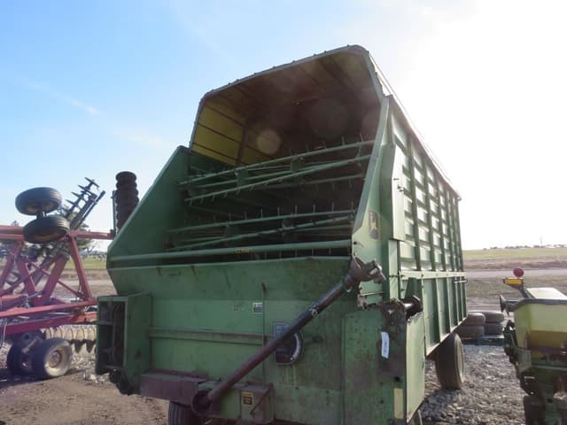 Image of John Deere 716 equipment image 1