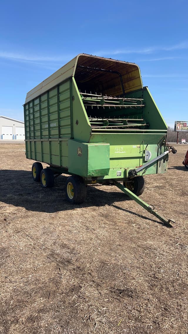 Image of John Deere 716 equipment image 1