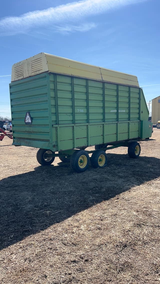 Image of John Deere 716 equipment image 3