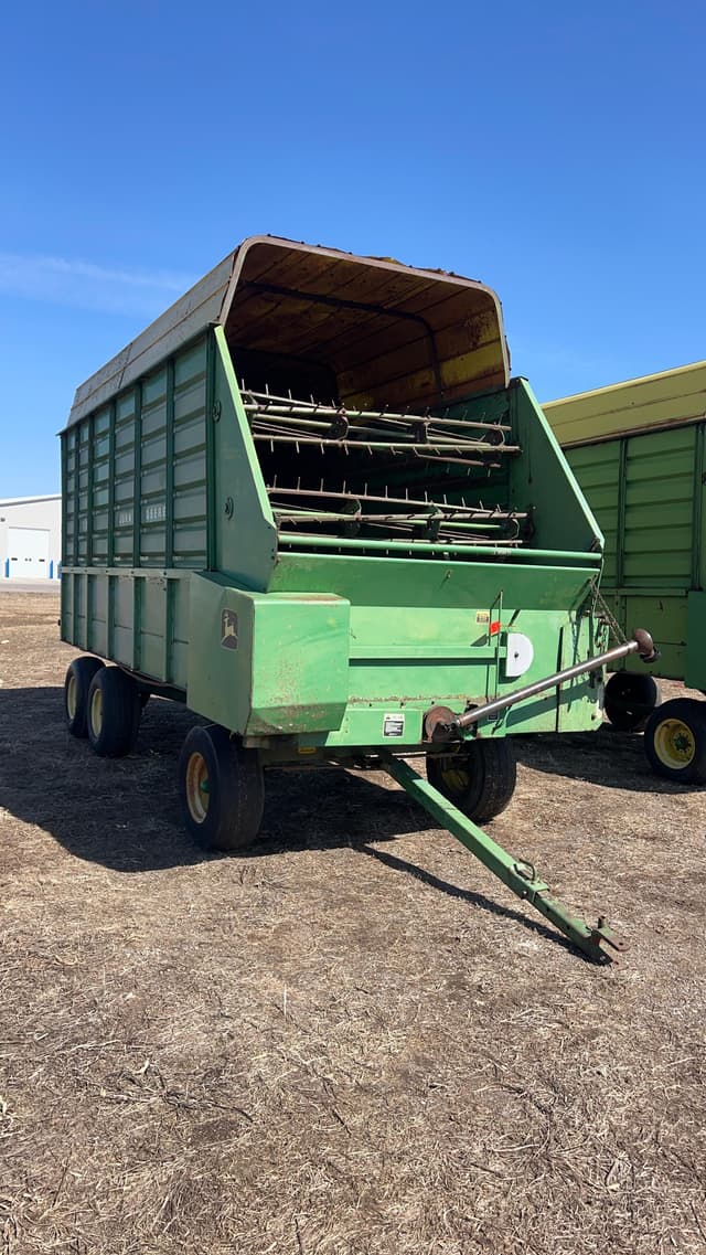 Image of John Deere 716 equipment image 1