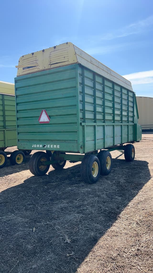 Image of John Deere 716 equipment image 4
