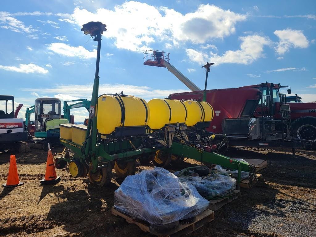 John Deere 7200 Equipment Image0