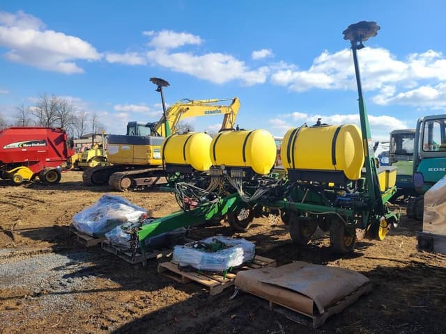 Image of John Deere 7200 equipment image 1