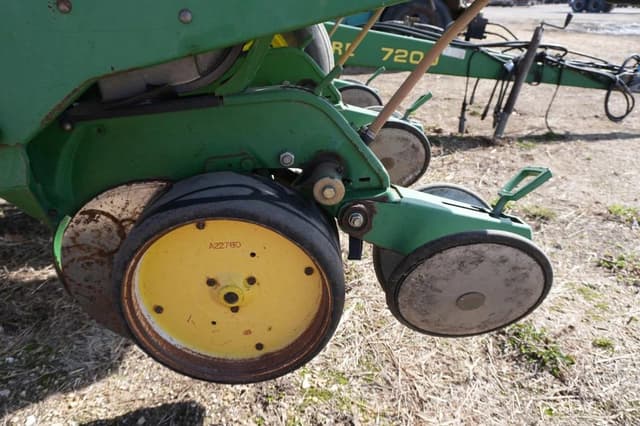 Image of John Deere 7200 equipment image 4