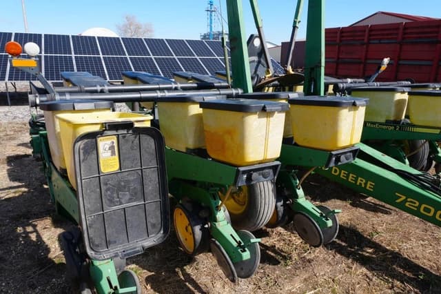 Image of John Deere 7200 equipment image 1