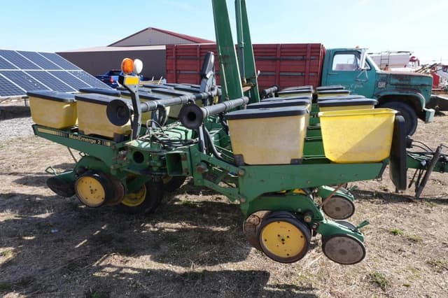 Image of John Deere 7200 equipment image 2