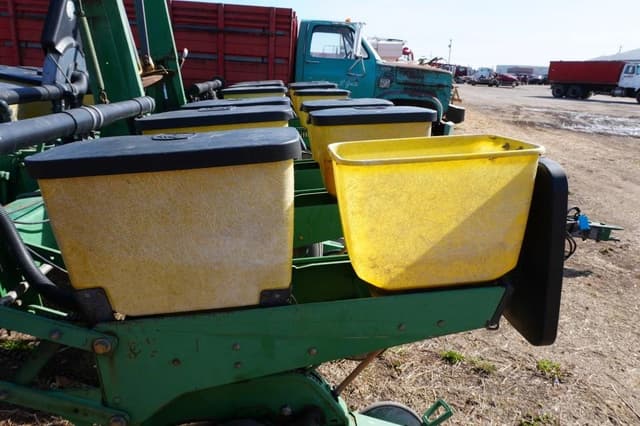 Image of John Deere 7200 equipment image 3