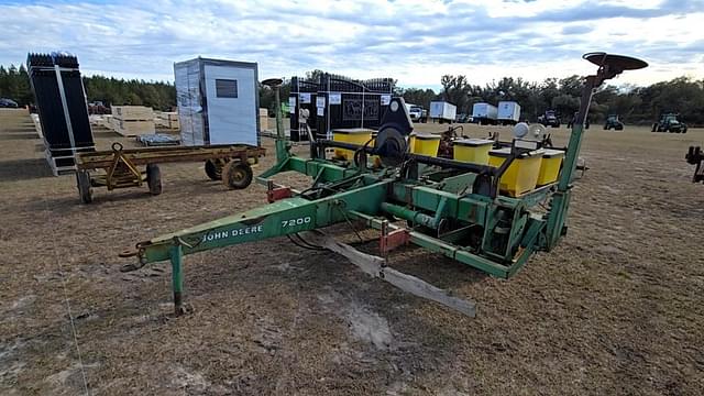 Image of John Deere 7200 equipment image 1