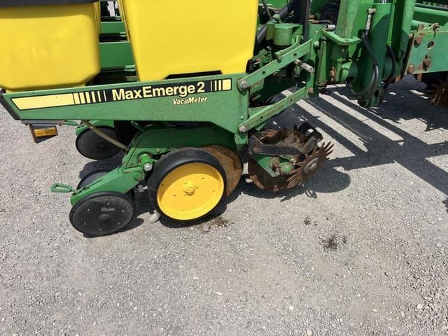 Image of John Deere 7200 equipment image 1