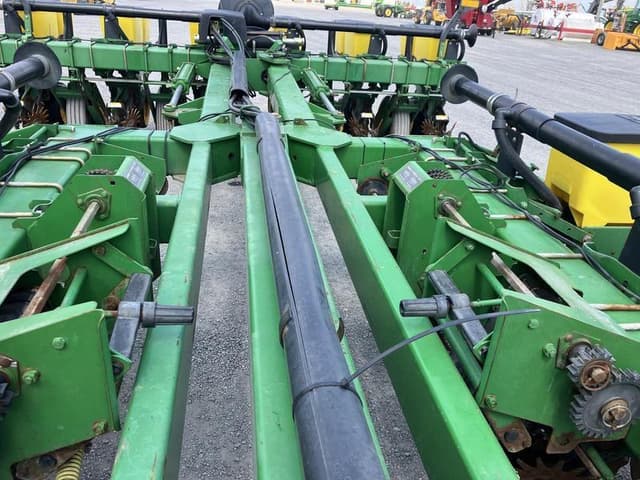 Image of John Deere 7200 equipment image 3