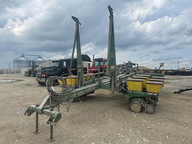 Image of John Deere 7200 equipment image 3