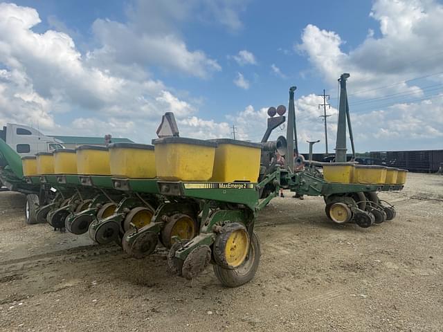 Image of John Deere 7200 equipment image 1