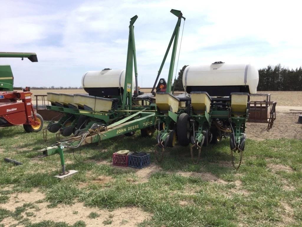 John Deere 7200 Equipment Image0