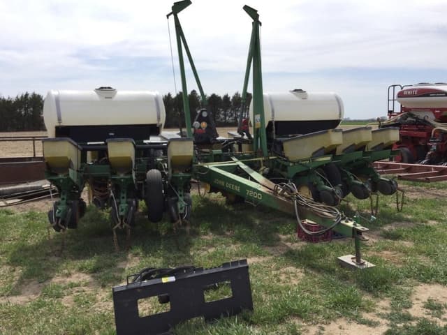 Image of John Deere 7200 equipment image 1