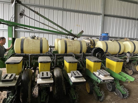 John Deere 7200 Equipment Image0