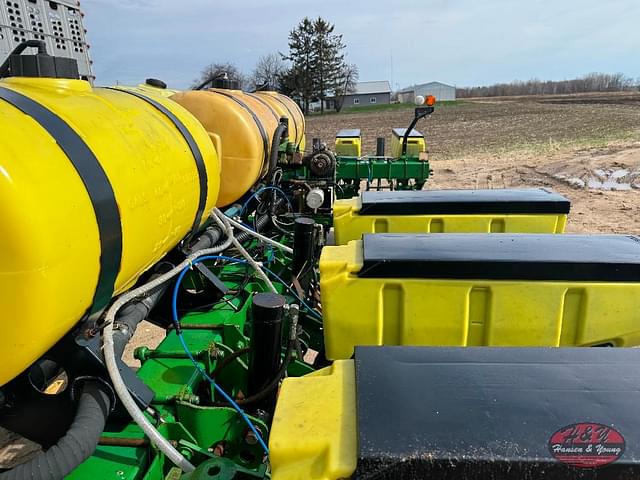 Image of John Deere 7200 equipment image 4