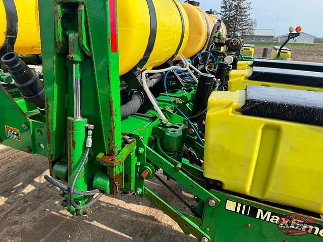 Image of John Deere 7200 equipment image 1