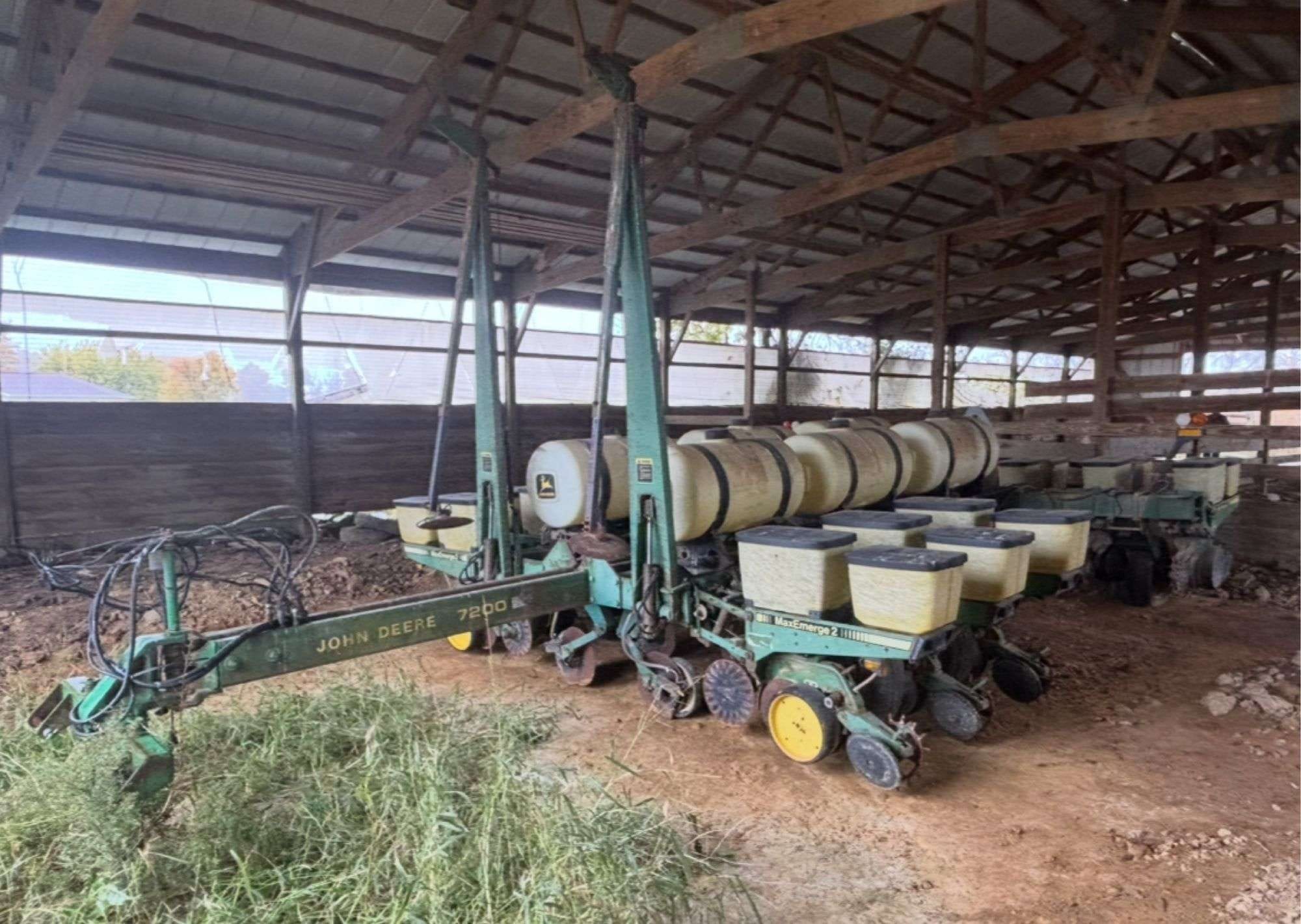 John Deere 7200 Equipment Image0