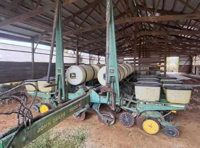 Image of John Deere 7200 equipment image 1