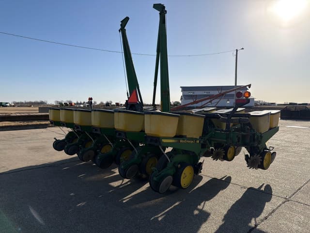 Image of John Deere 7200 equipment image 2