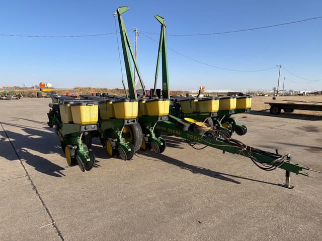 Image of John Deere 7200 equipment image 1
